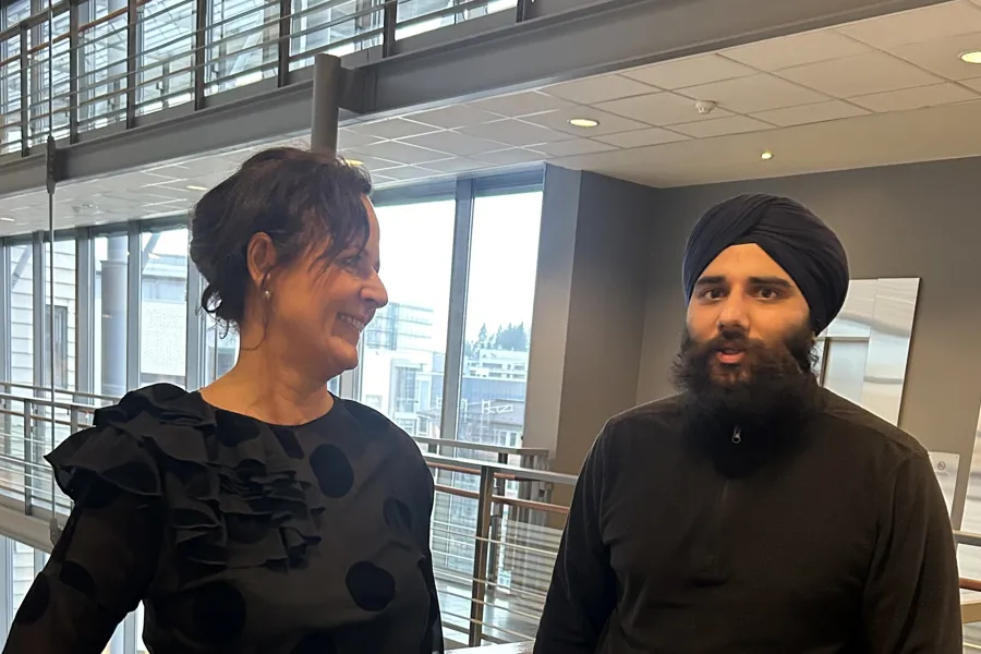 En mann og en kvinne som står i en bygning