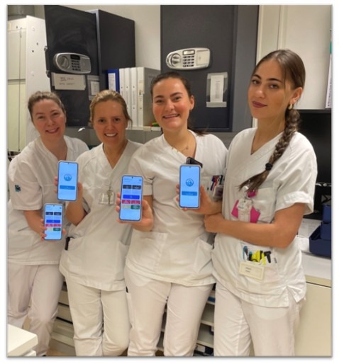 En gruppe kvinner i hvite uniformer som viser frem mobiltelefonskjermer.