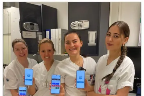 En gruppe kvinner i hvite uniformer som viser frem mobiltelefonskjermer.
