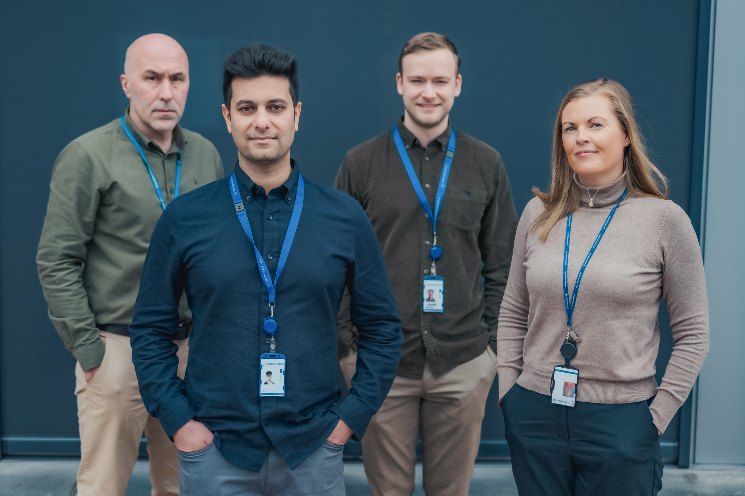 En gruppe mennesker som poserer for et bilde. Foto.