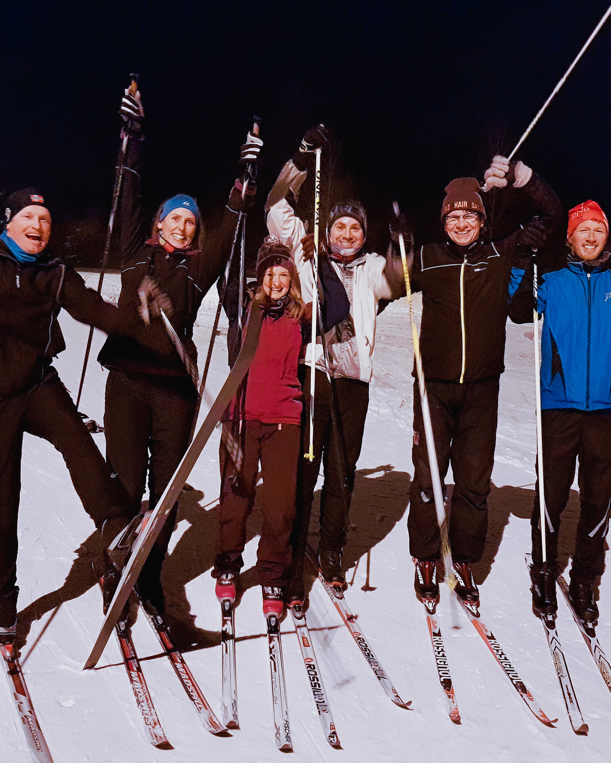 En gruppe mennesker på ski