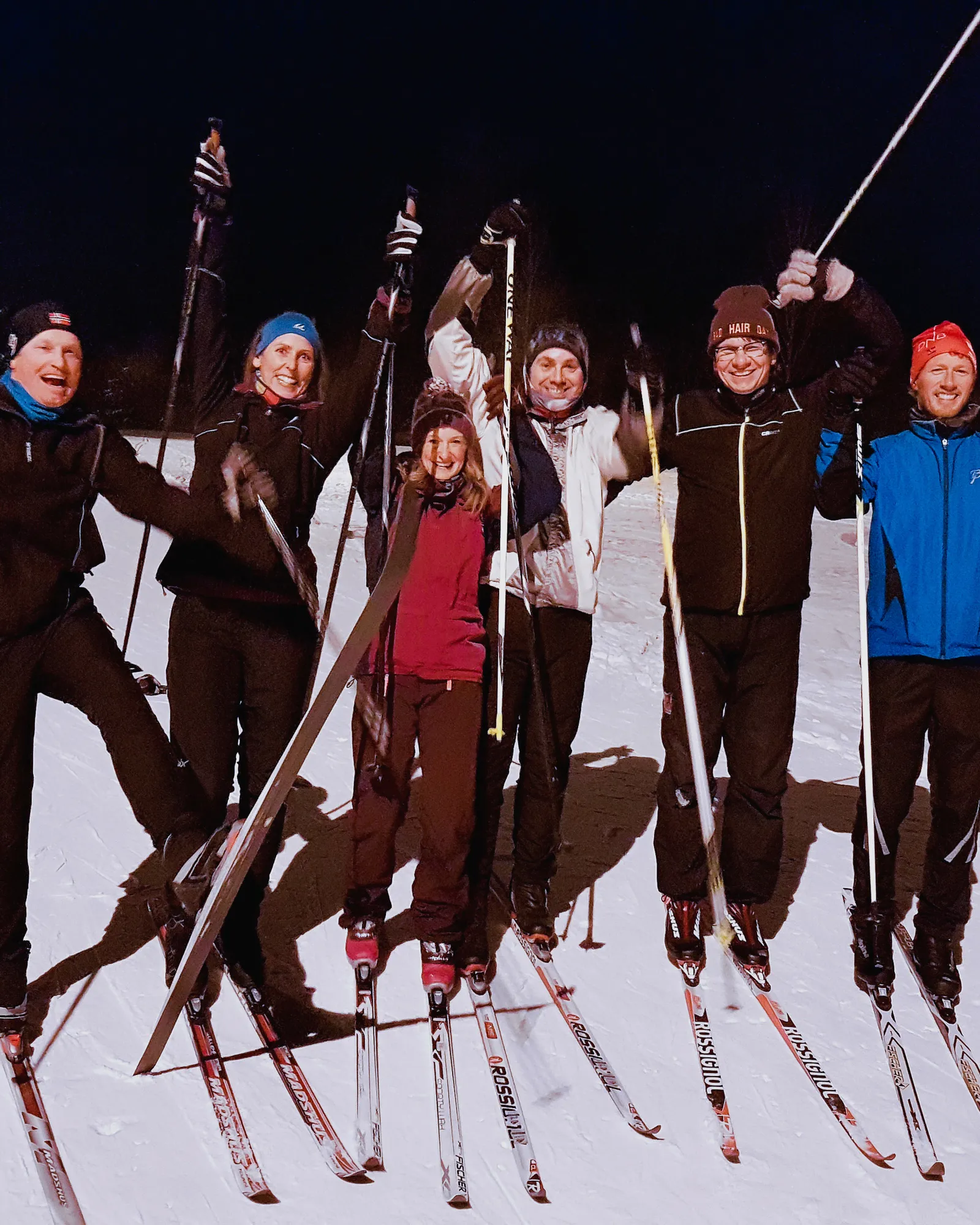 En gruppe mennesker på ski