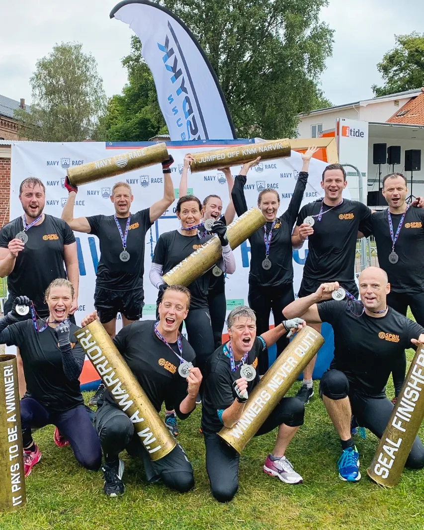 En gruppe mennesker som holder gitarer