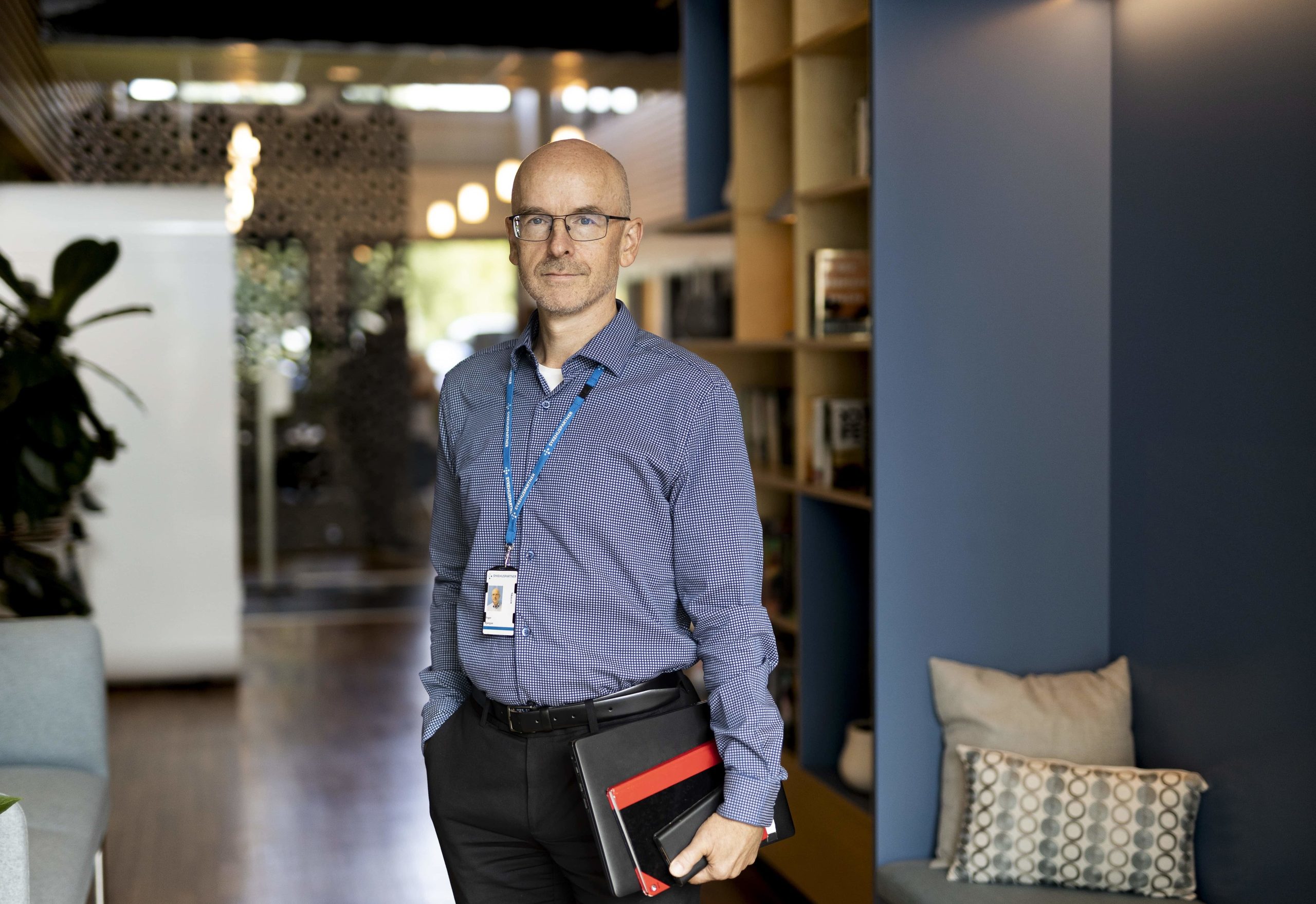 En person som holder en stresskoffert
