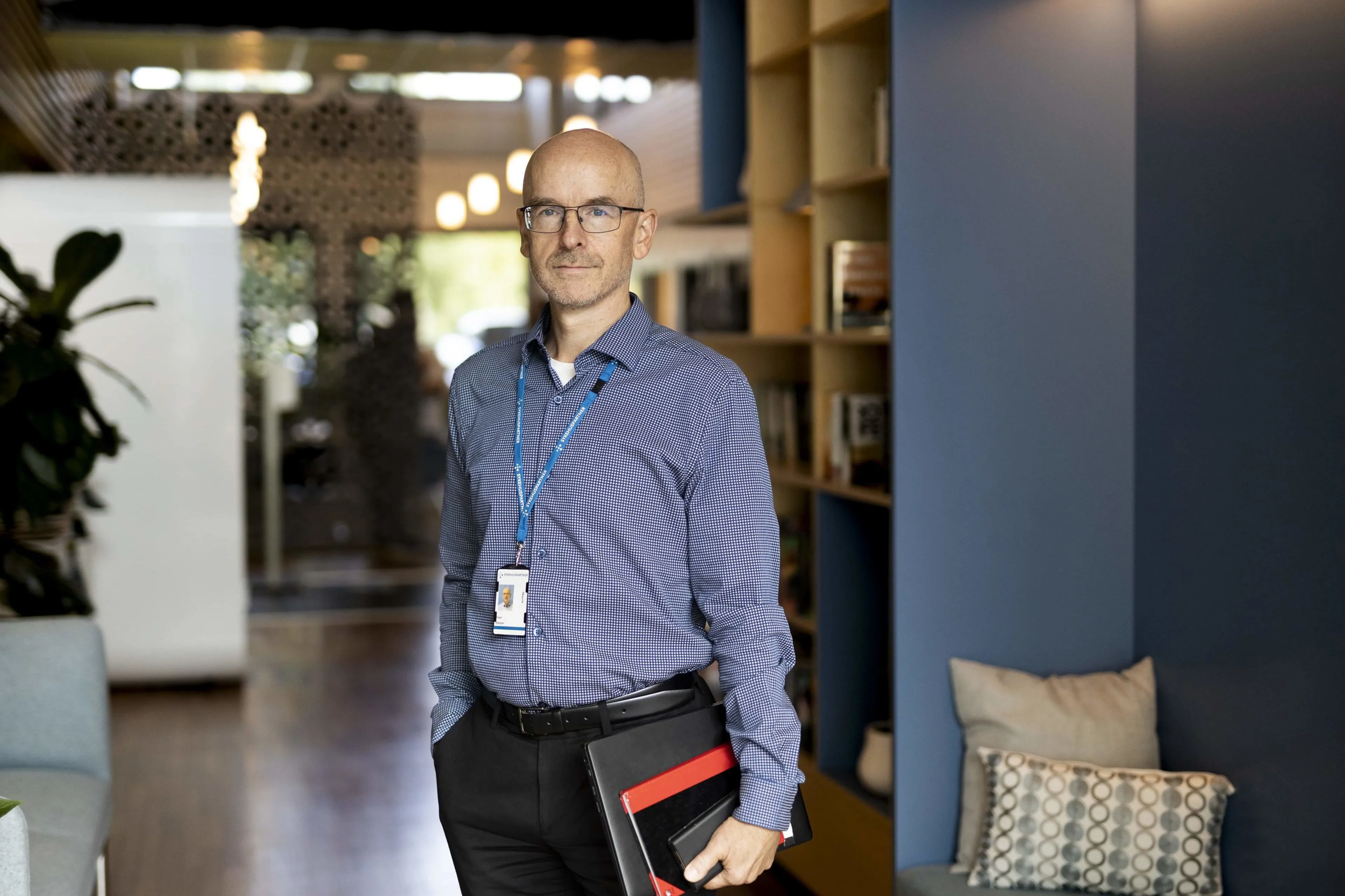 En person som holder en stresskoffert