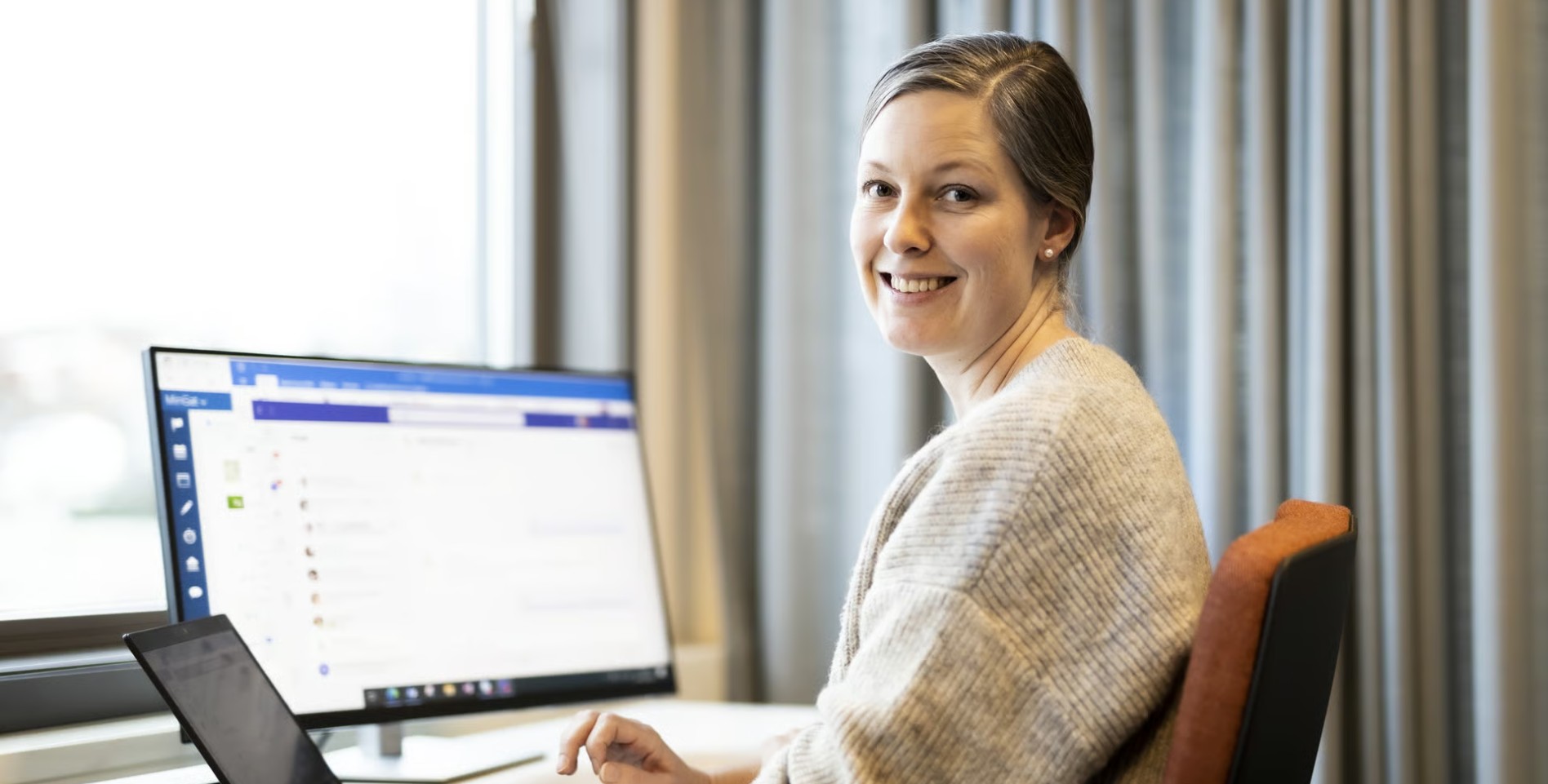 En person som sitter ved et skrivebord