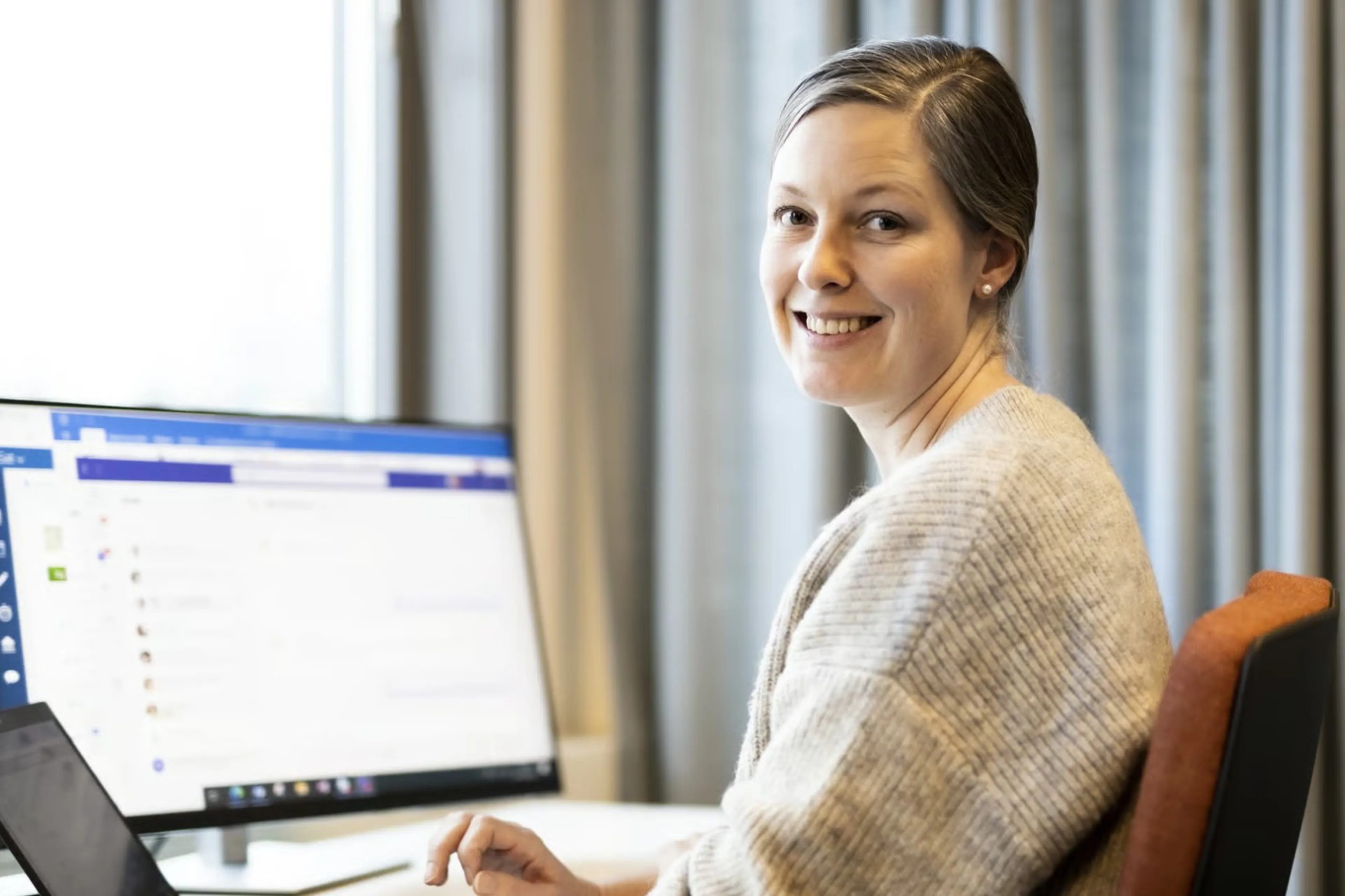 En person som sitter ved et skrivebord