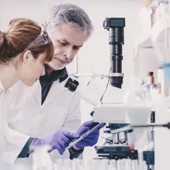 En mann og en kvinne som ser på et nettbrett