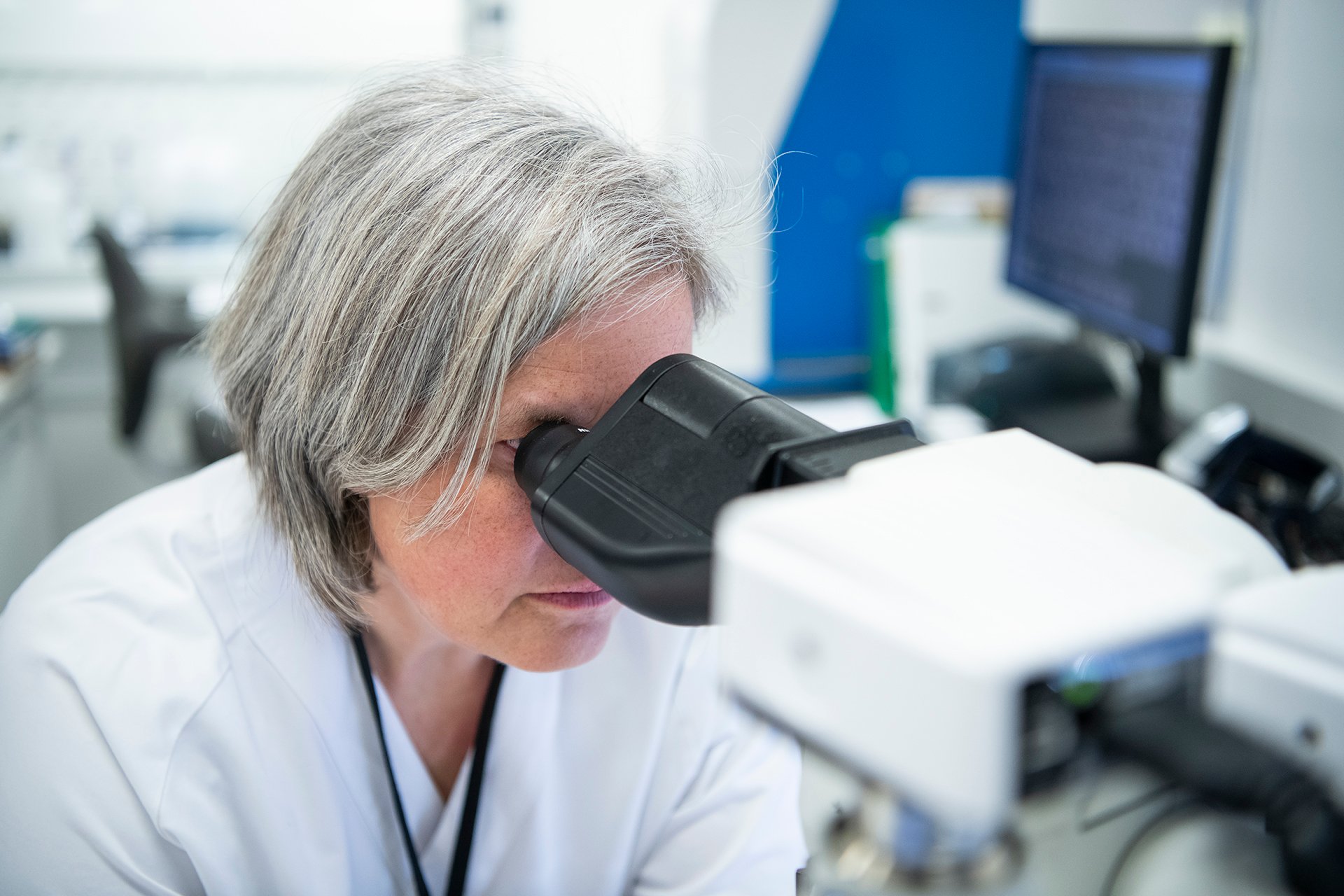 Dame ser i mikroskop