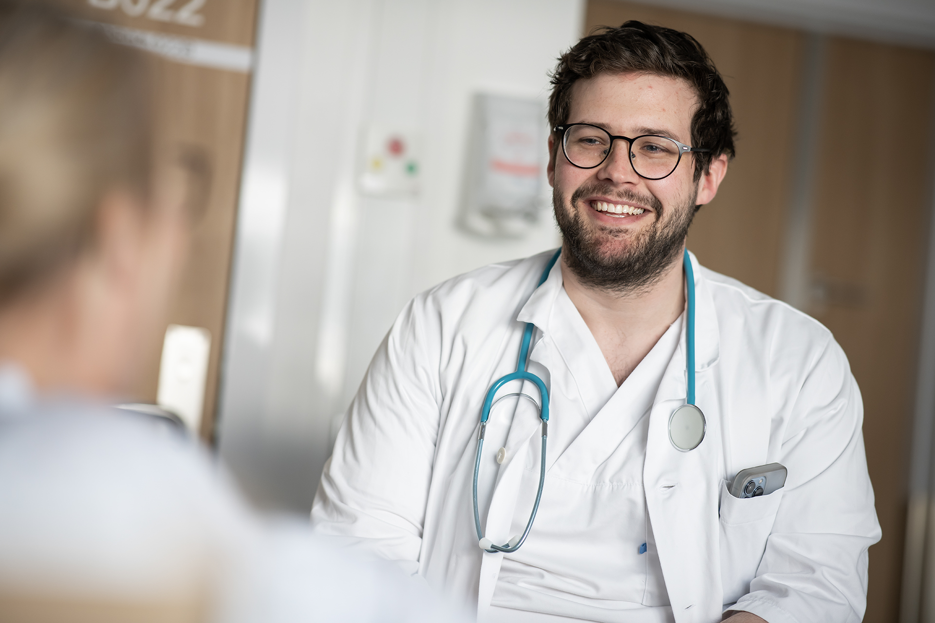 Smilende lege med pasient