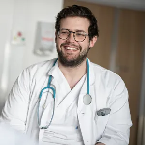 Smilende lege med pasient