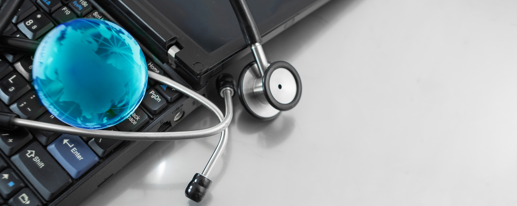 En blå ball på et svart tastatur