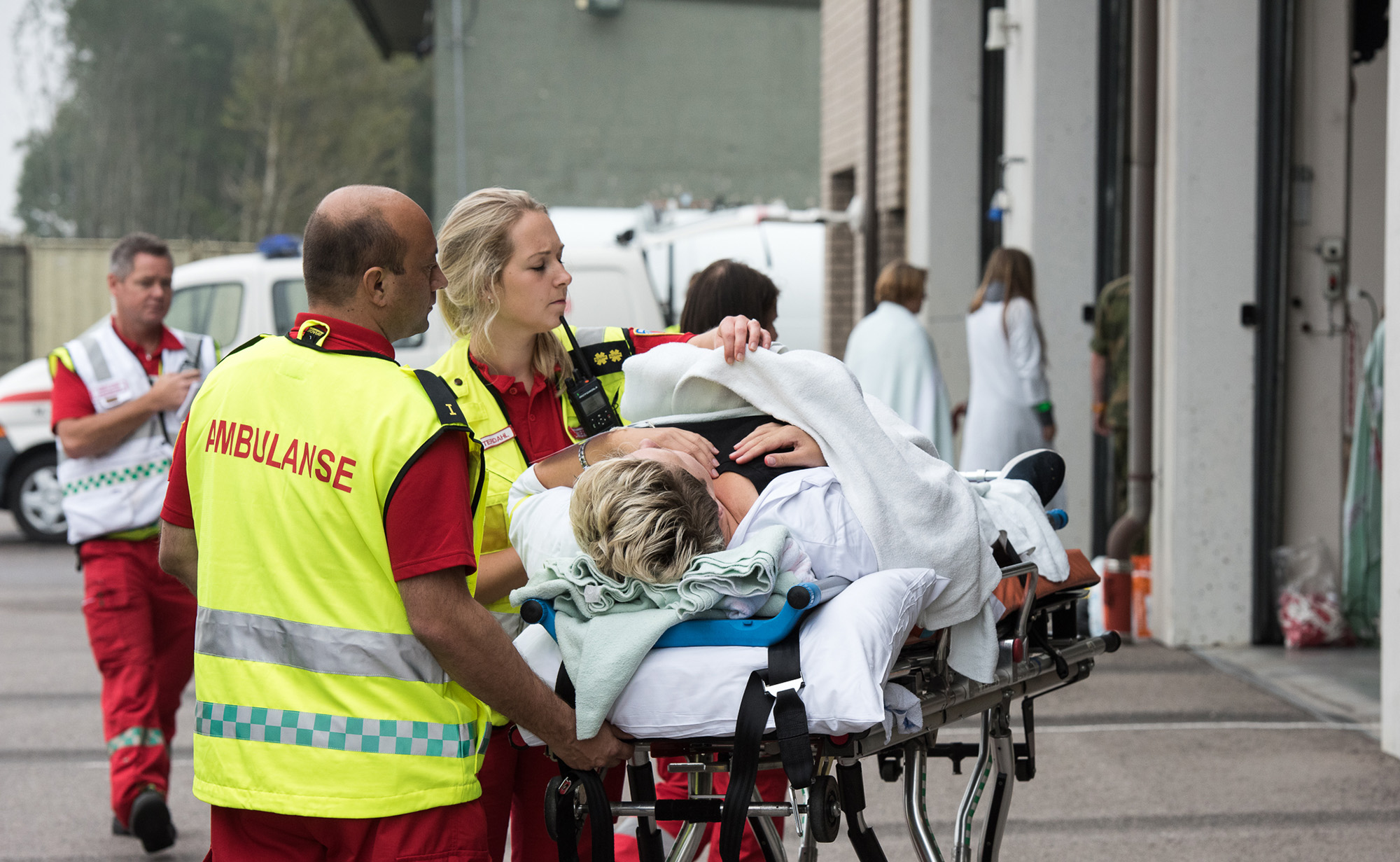En gruppe mennesker som dytter en person i rullestol