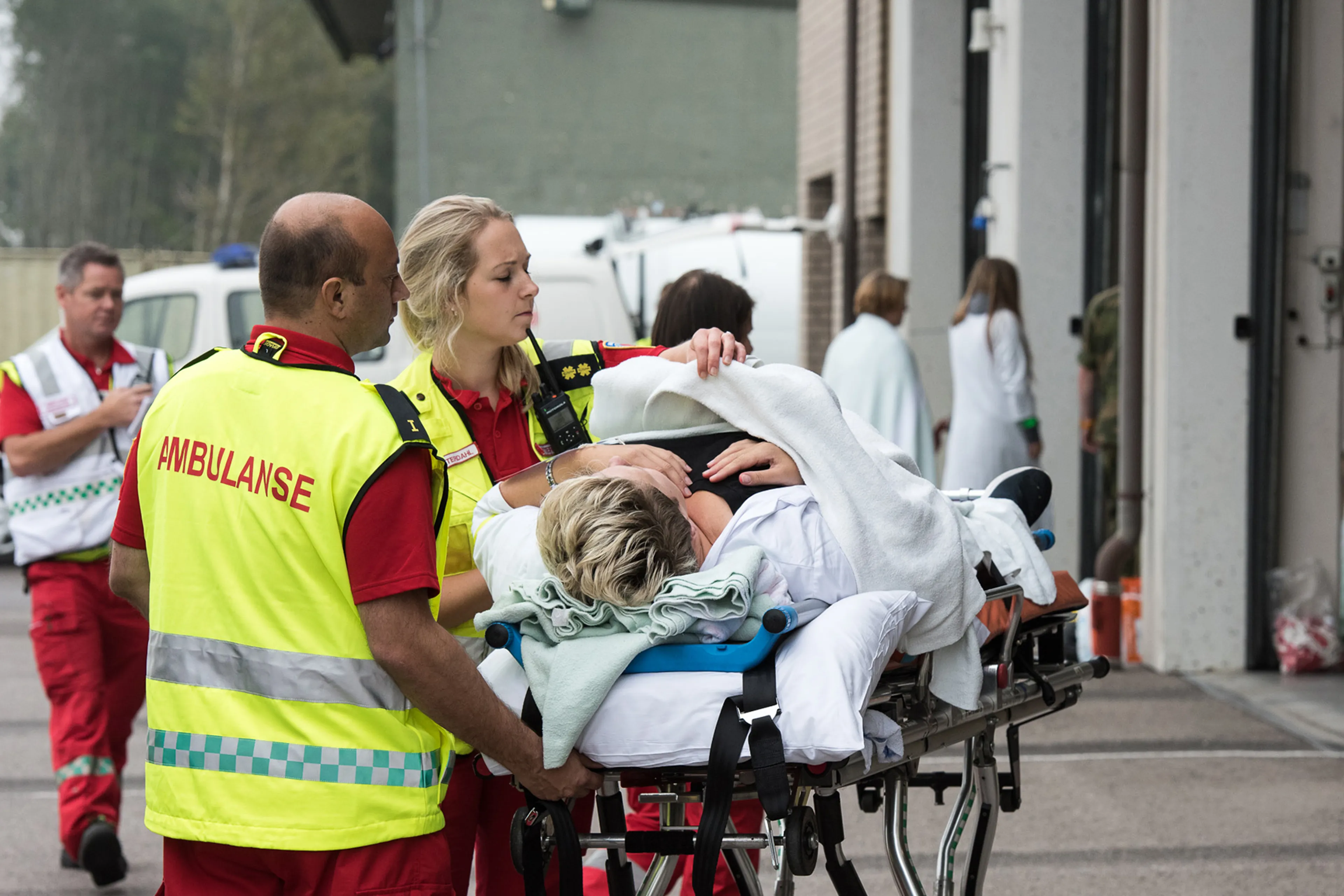 En gruppe mennesker som dytter en person i rullestol