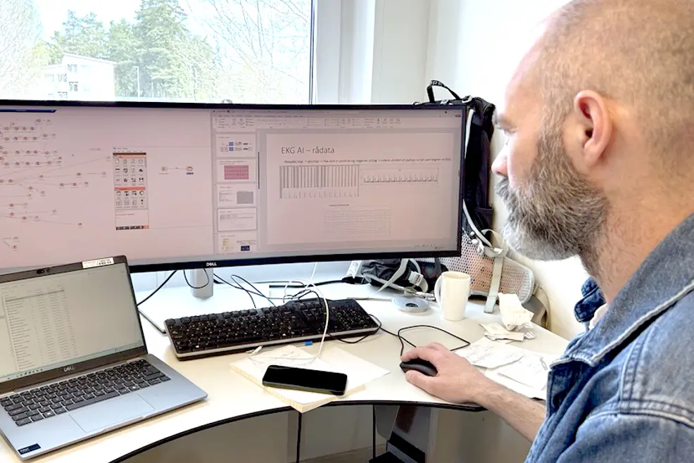 En mann som jobber på en datamaskin. Foto.