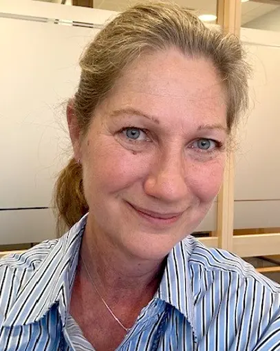 En mann med blondt hår