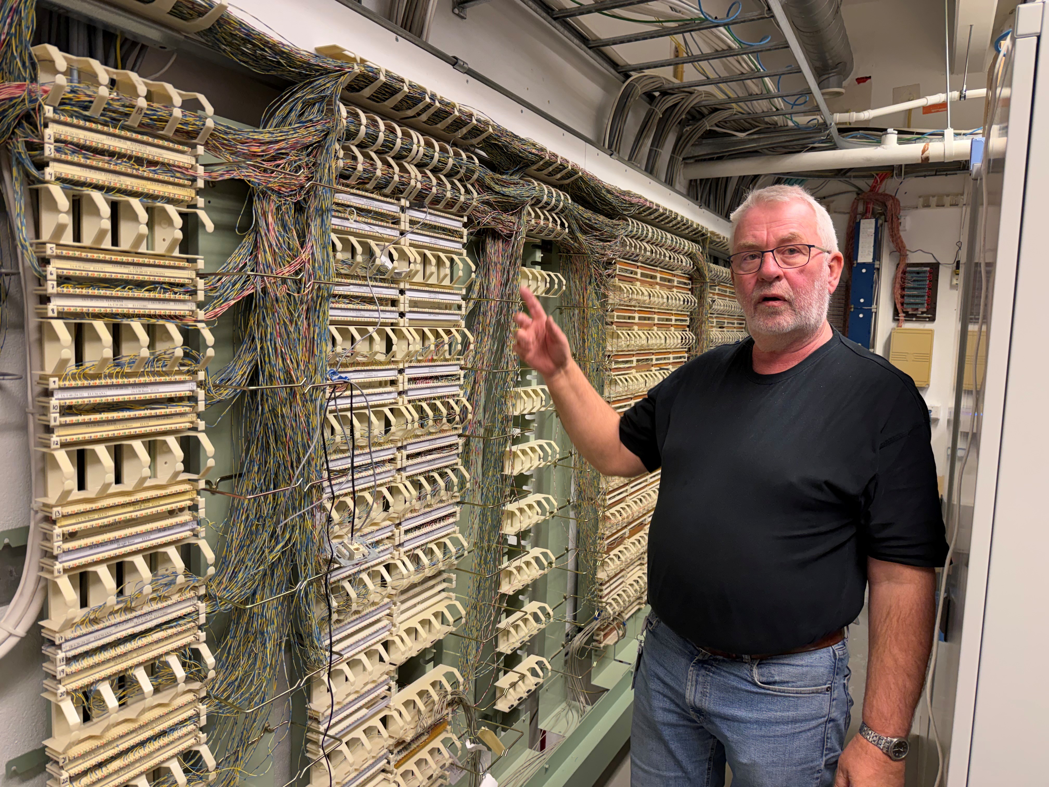 En mann som står foran et serverrom