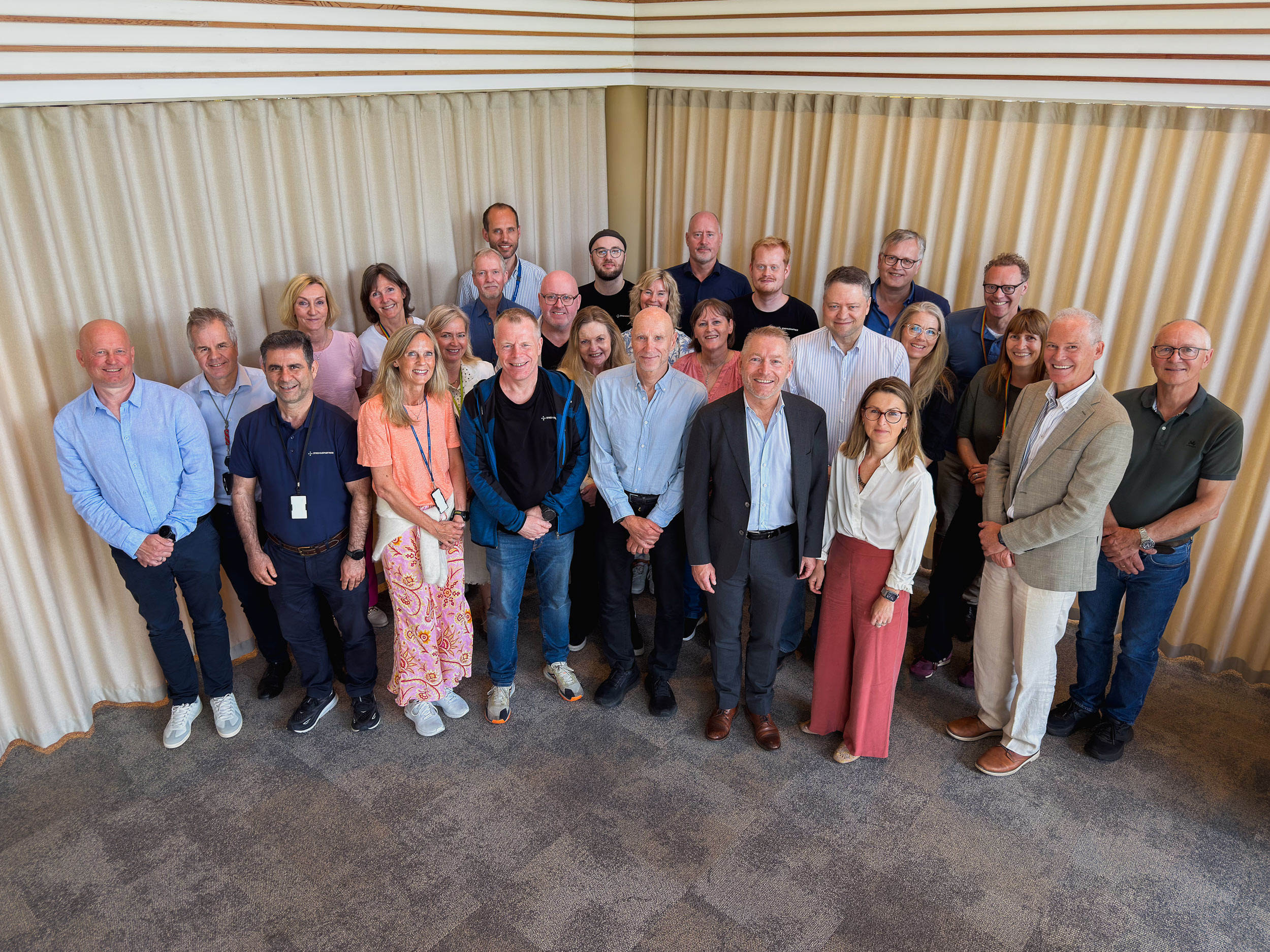 En gruppe mennesker som poserer for et bilde