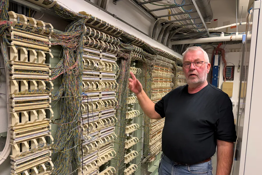 En mann som står foran et serverrom