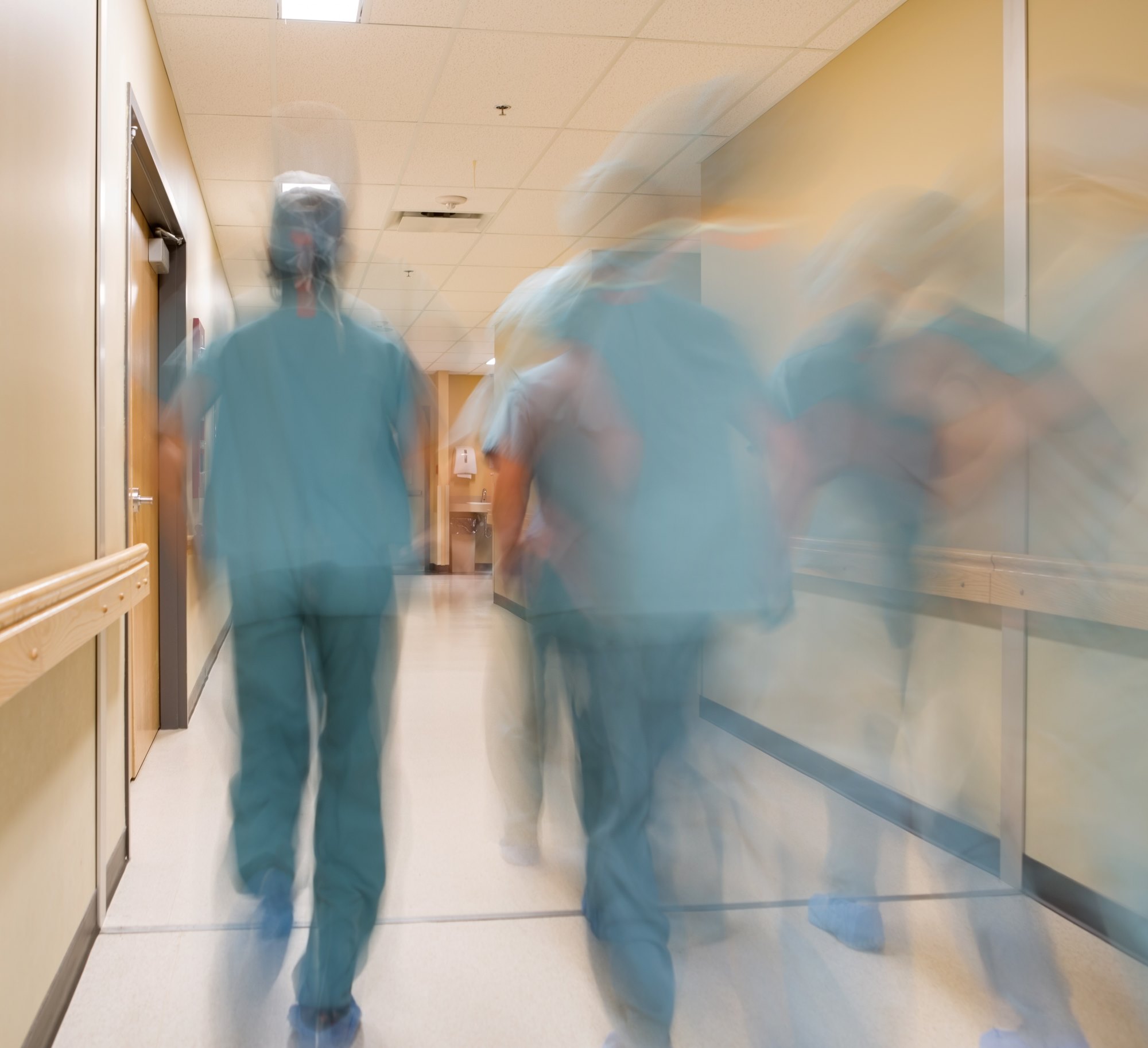 En gruppe mennesker i en gang