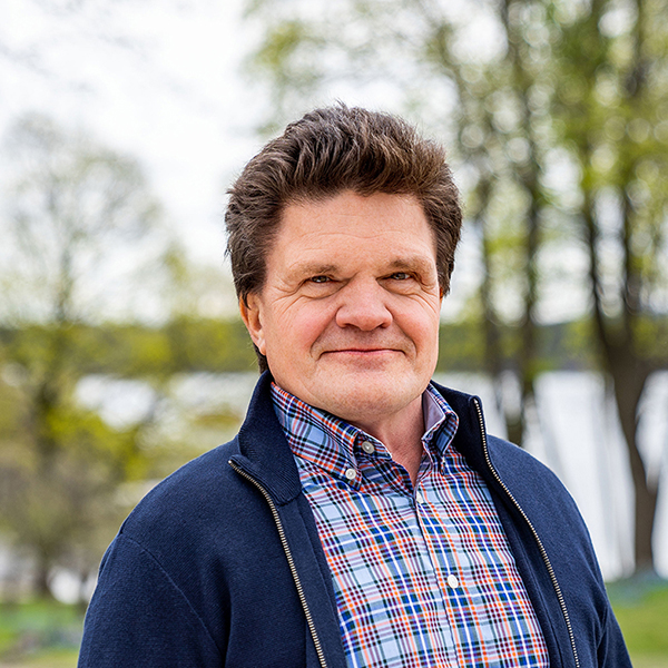 En mann som smiler til kameraet. Foto.