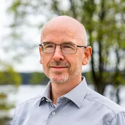 En mann med briller. Foto.