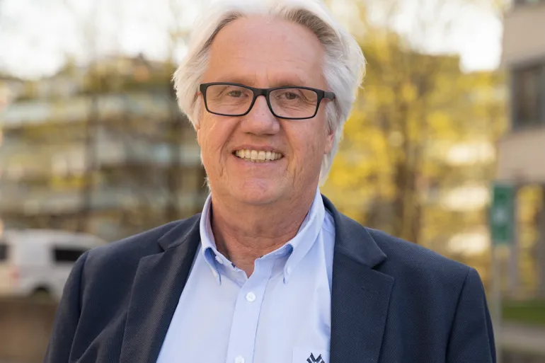 En mann med briller