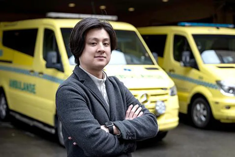 En person som står foran en gruppe gule varebiler