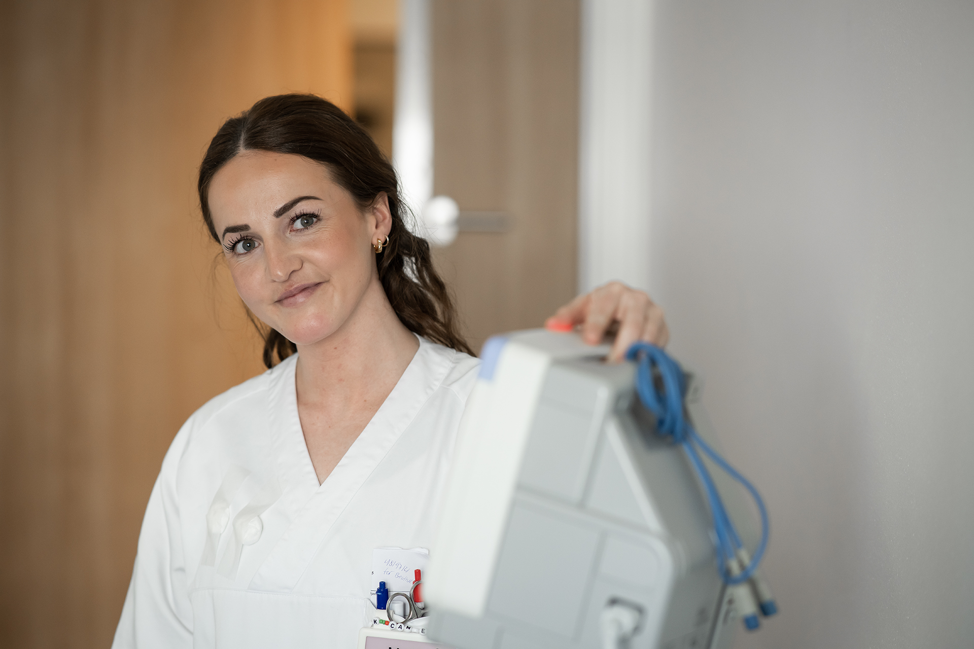 En person i hvit frakk. Foto.