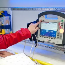 Ambulansepersonell som bruker et medisinsk utstyr