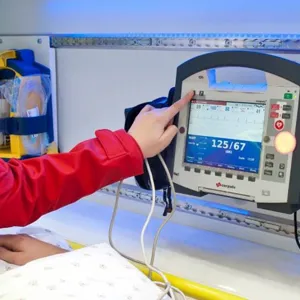 Ambulansepersonell som bruker et medisinsk utstyr