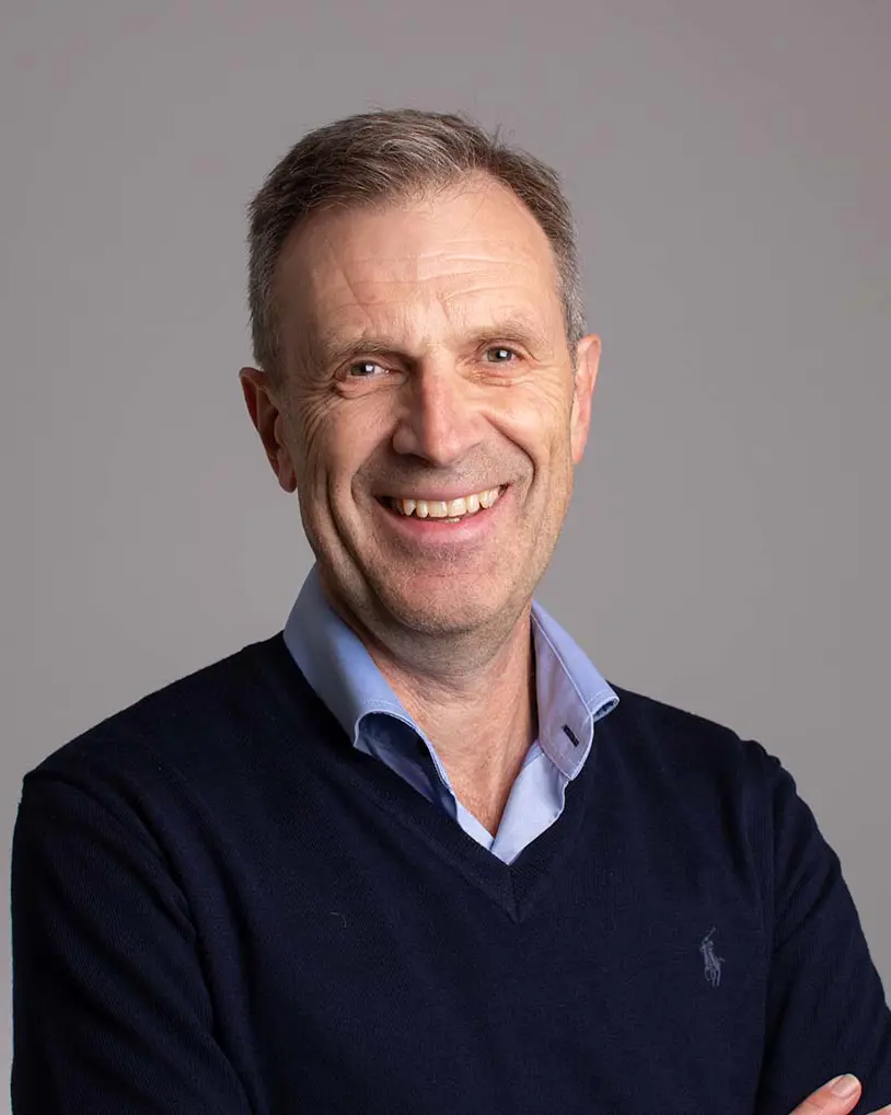 En mann som smiler til kameraet