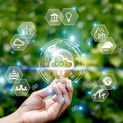 Hånd som holder jord, med mange ulike miljøikoner over. Illustrasjon.