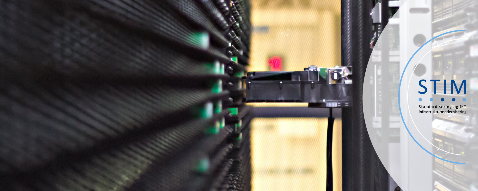 Nærbilde av utstyr i et datasenter. Foto.