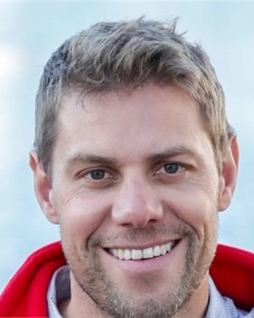 En mann som smiler til kameraet