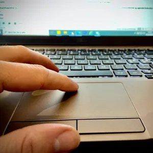 Fingre på pc-tastatur. Foto.