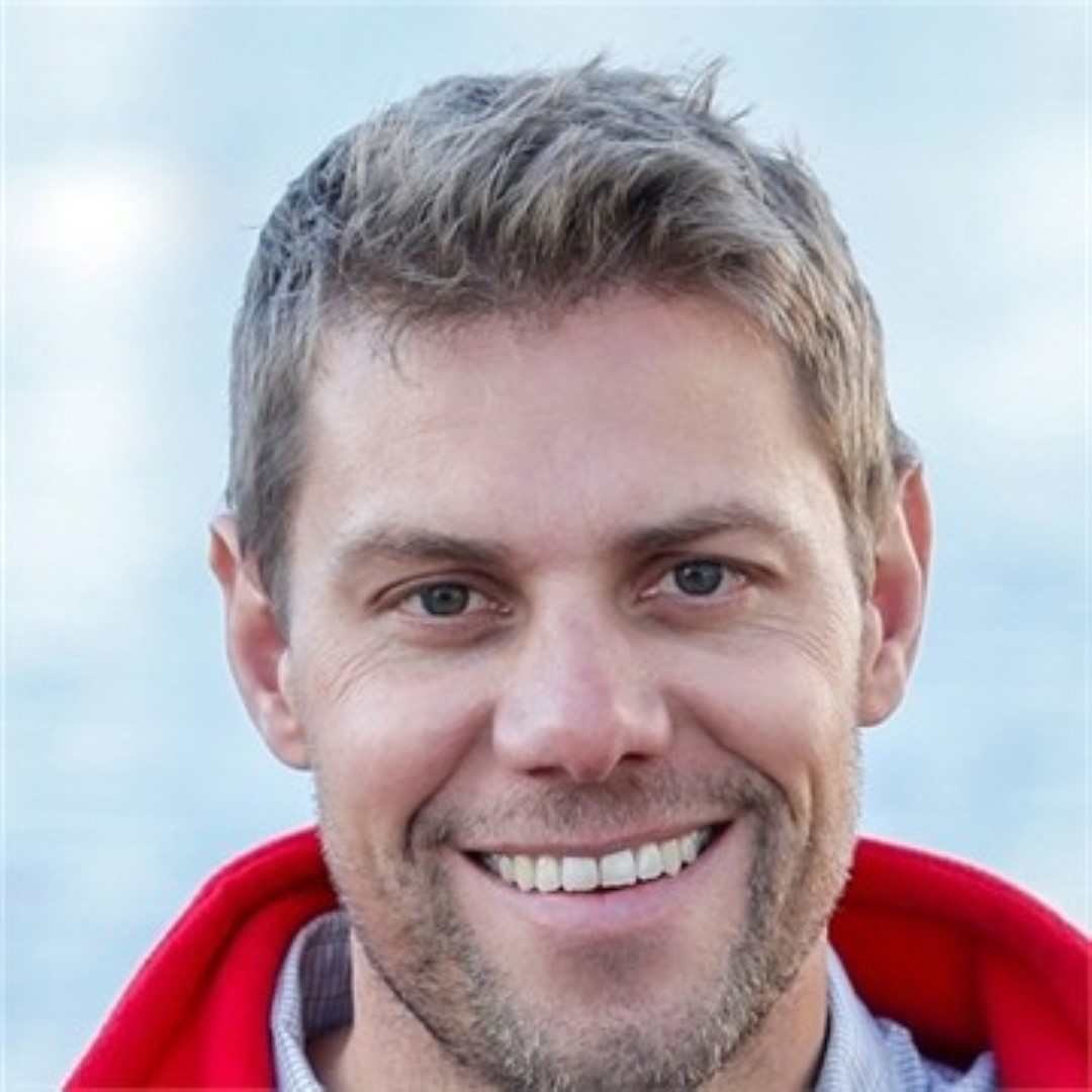 En smilende mann. Foto