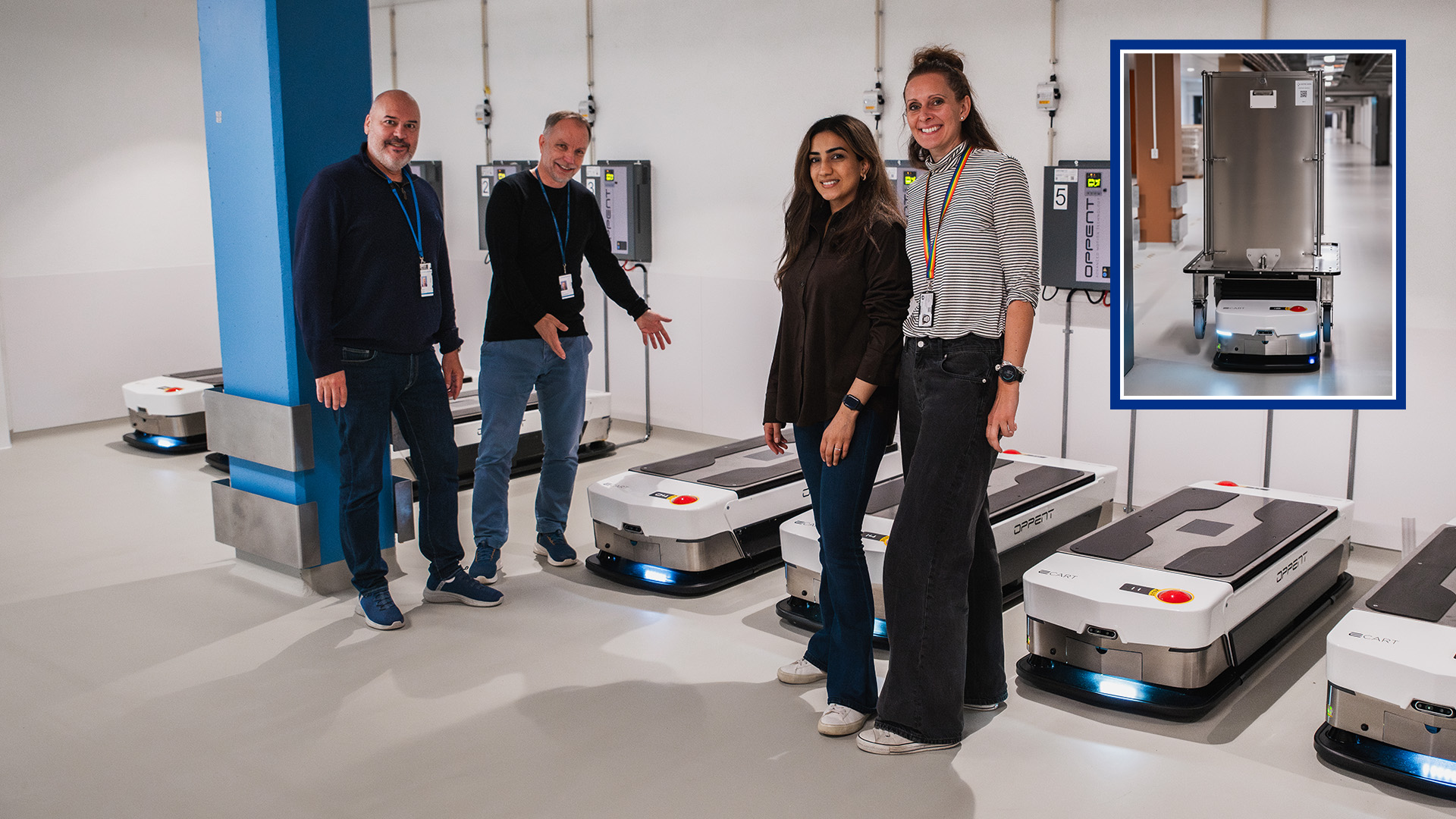 En gruppe mennesker som står ved siden av en robotmaskin. Foto