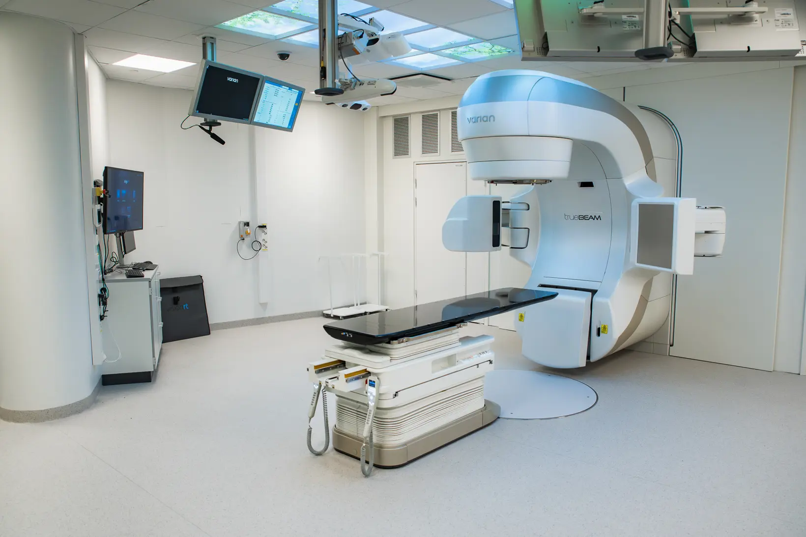 En stor hvit strålemaskin. Foto