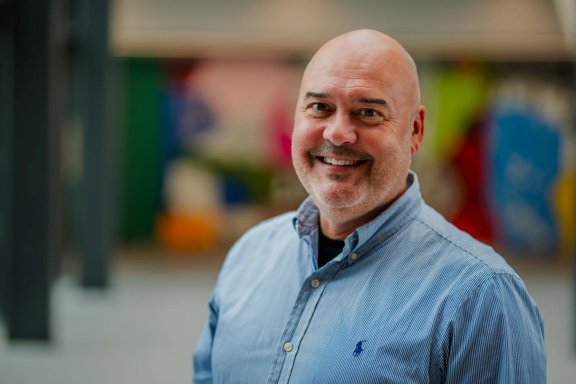 En mann som smiler til kameraet. Foto