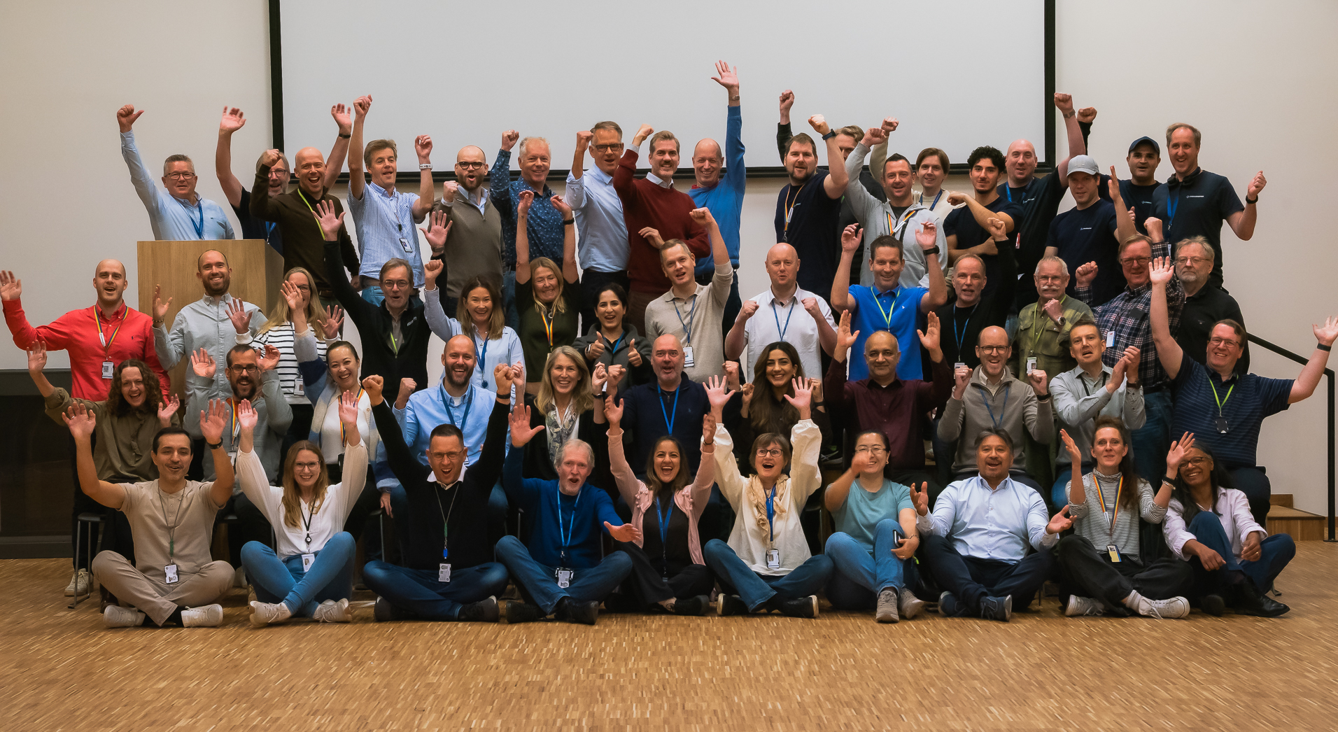 En gruppe mennesker som poserer for et bilde. Foto