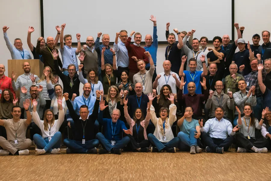 En gruppe mennesker som poserer for et bilde. Foto