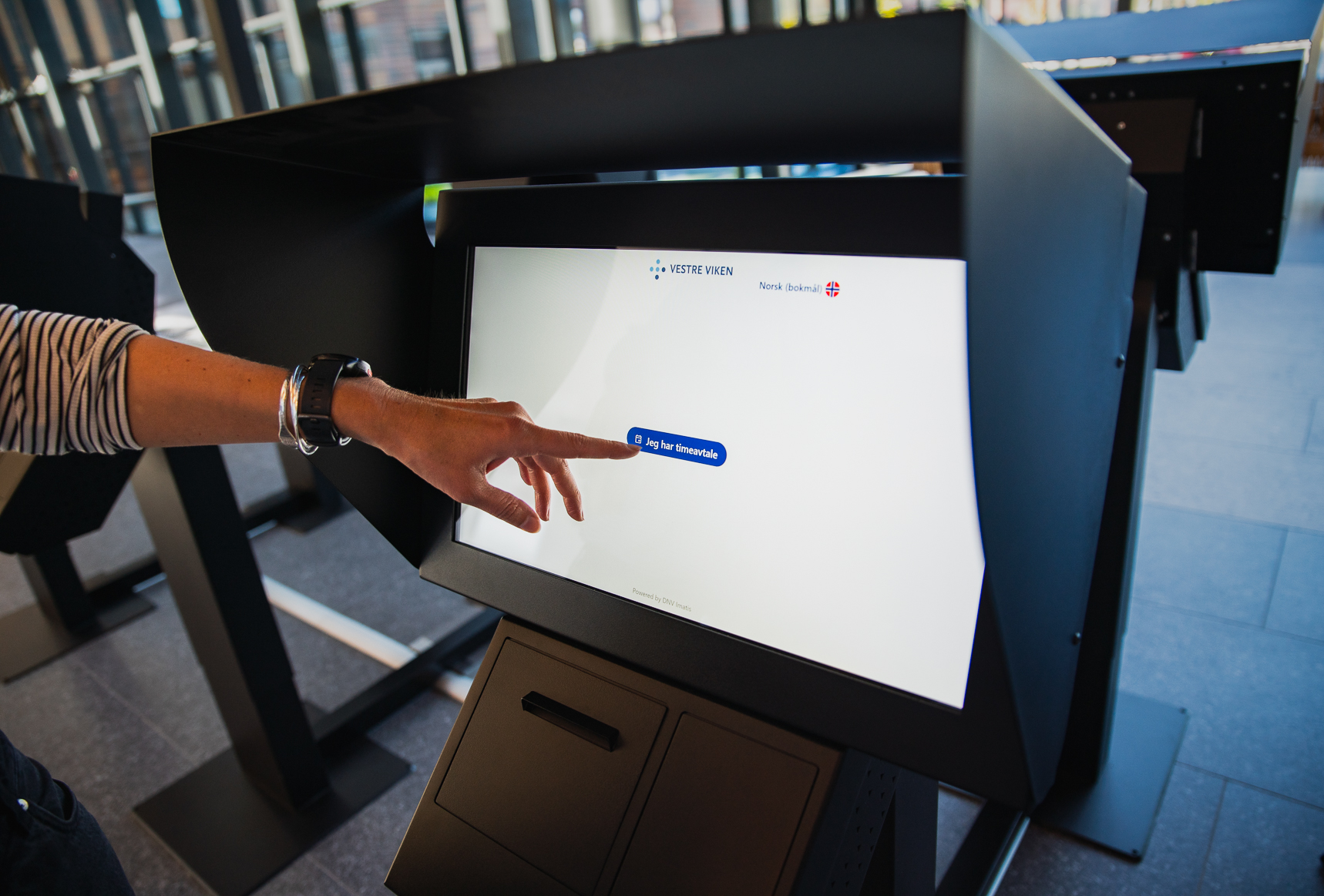 En person som peker på en skjerm. Foto