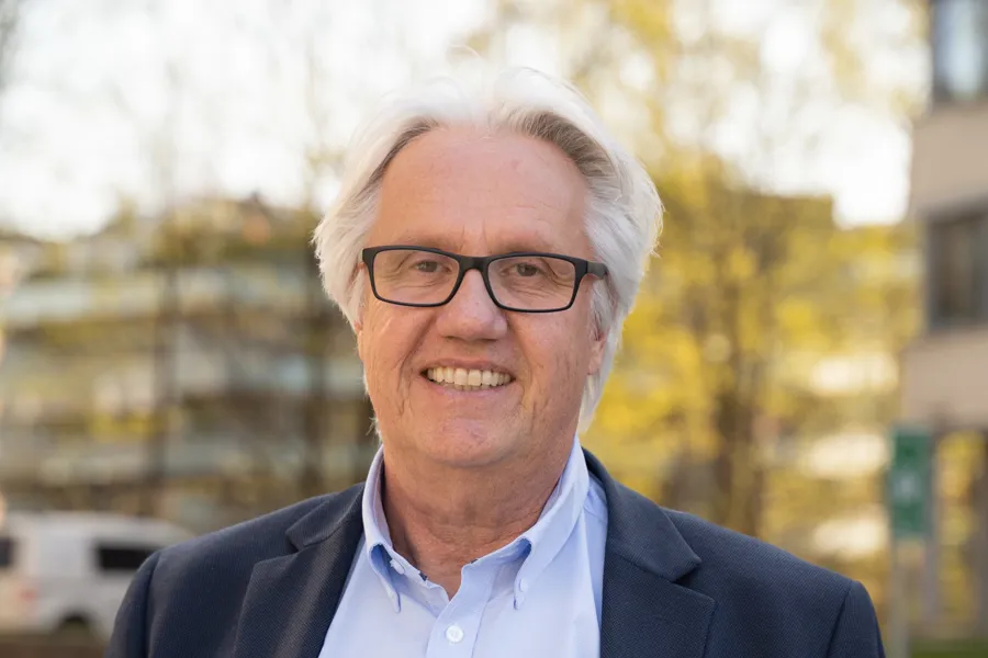 Smiling man wearing glasses. Photo.