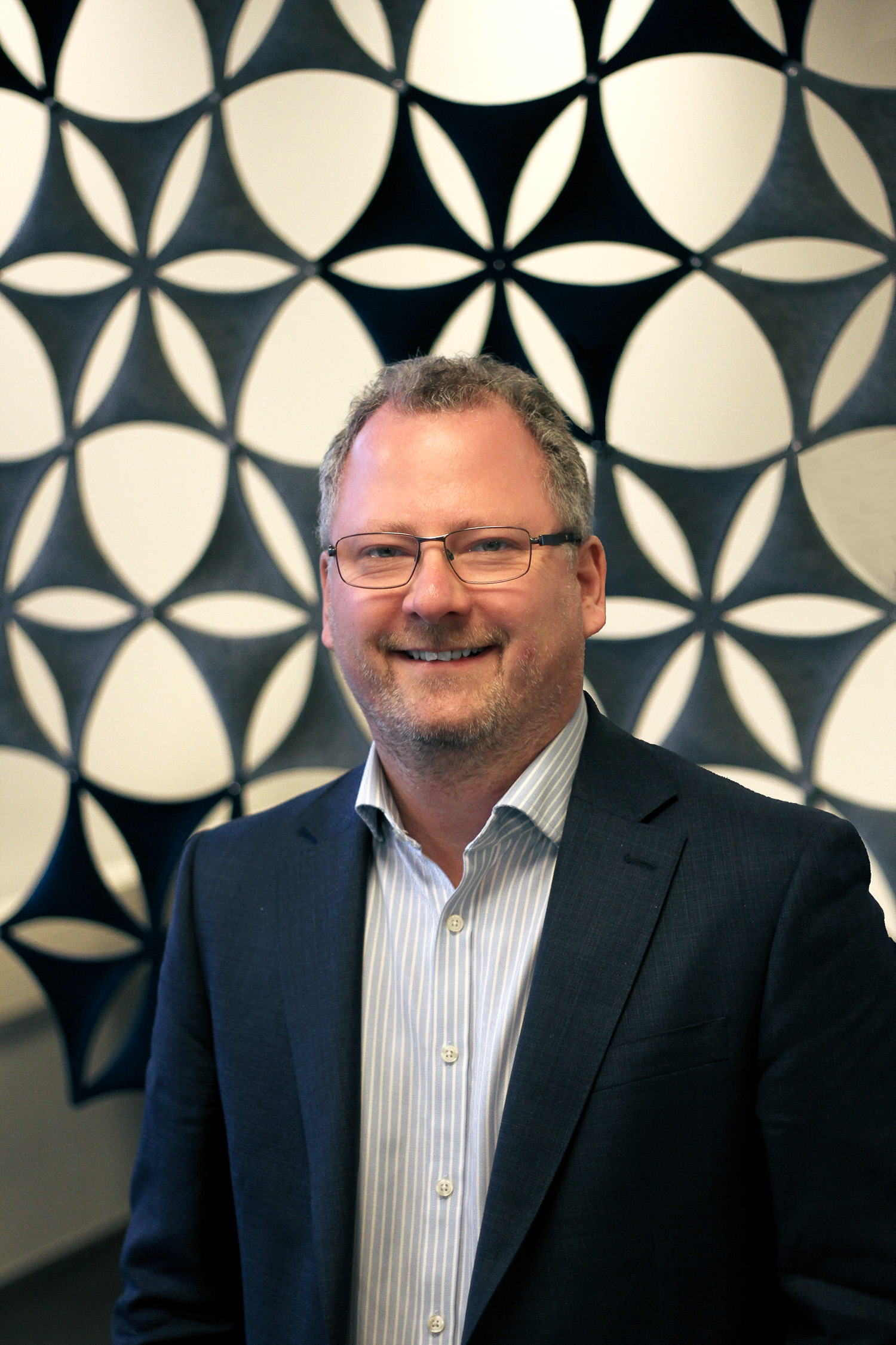 Smilende mann med briller. Foto.