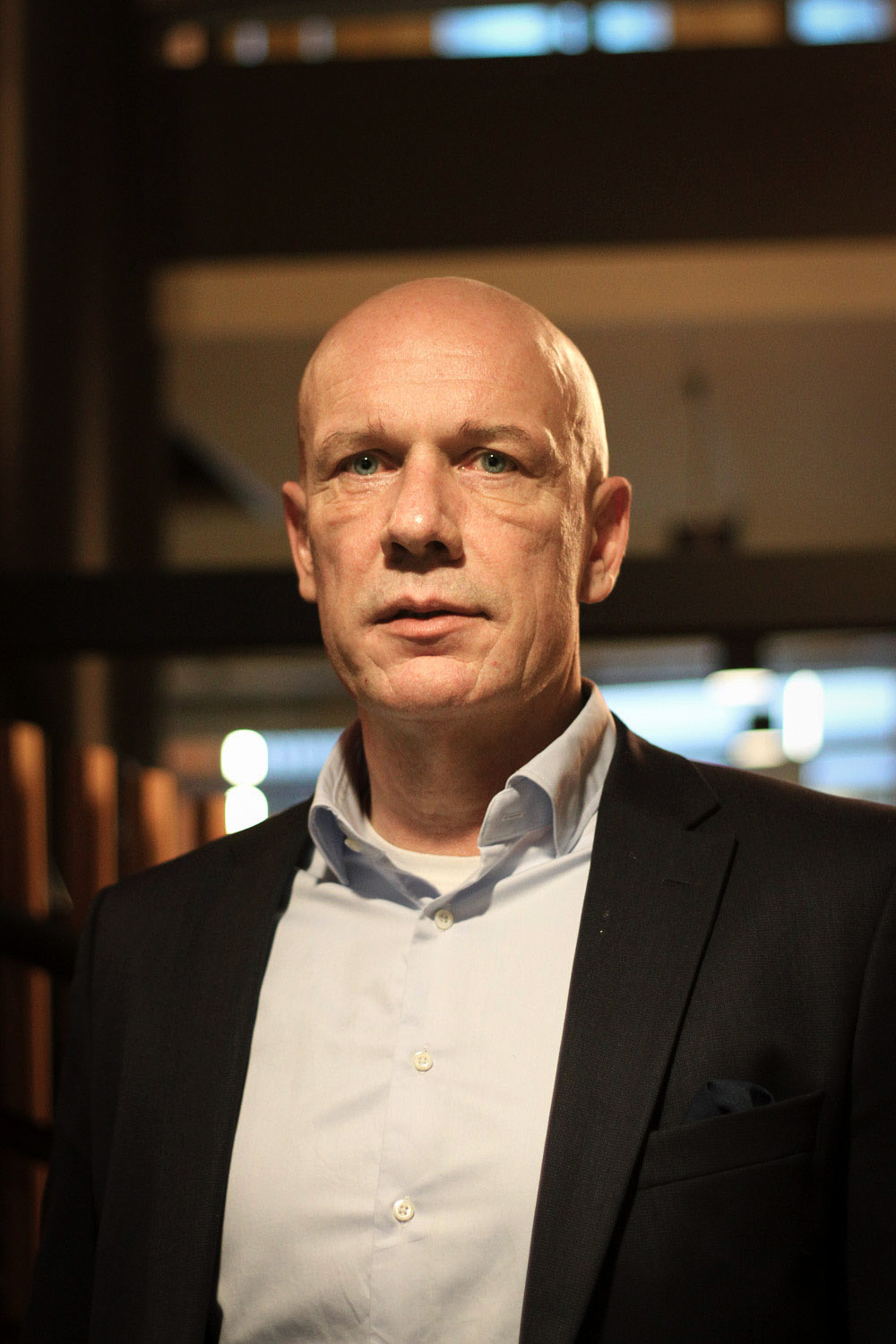 En mann i dress. Foto.