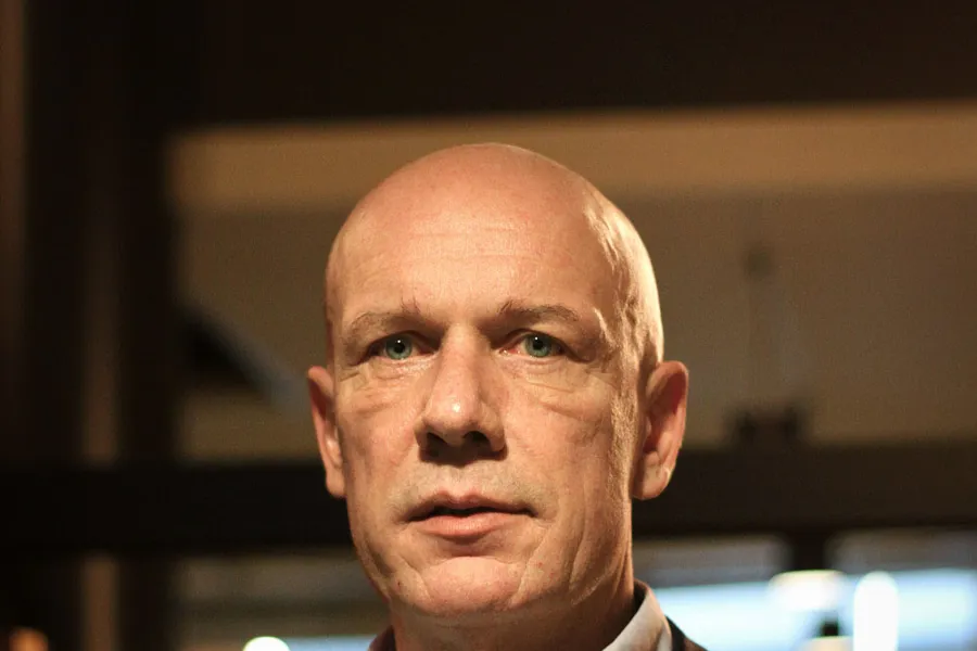 En mann i dress. Foto.