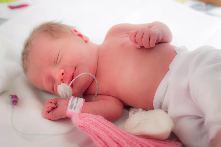 En baby som ligger på ryggen