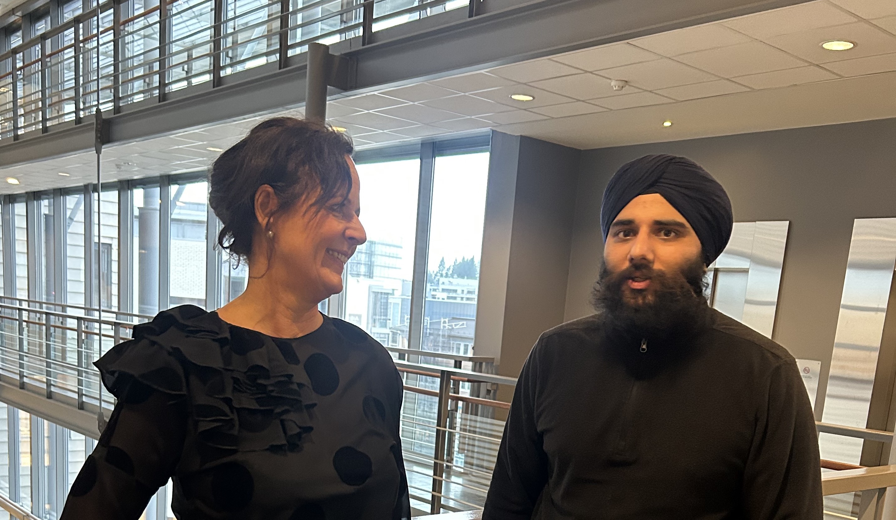 En mann og en kvinne står sammen. Foto.