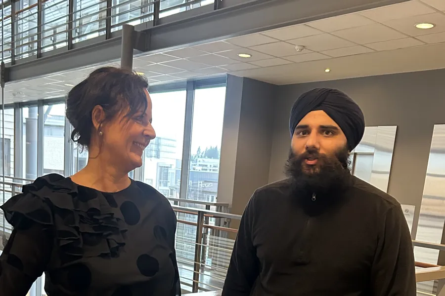 En mann og en kvinne står sammen. Foto.